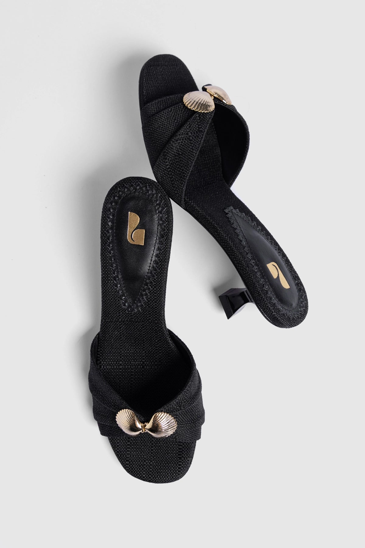 Coquile Mule Black Raffia