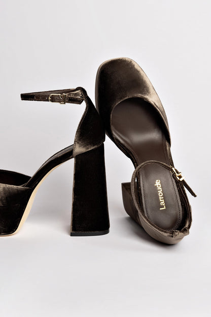 Ari Pump In Expresso Velvet