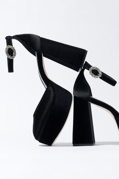 Ari Pump In Black Velvet